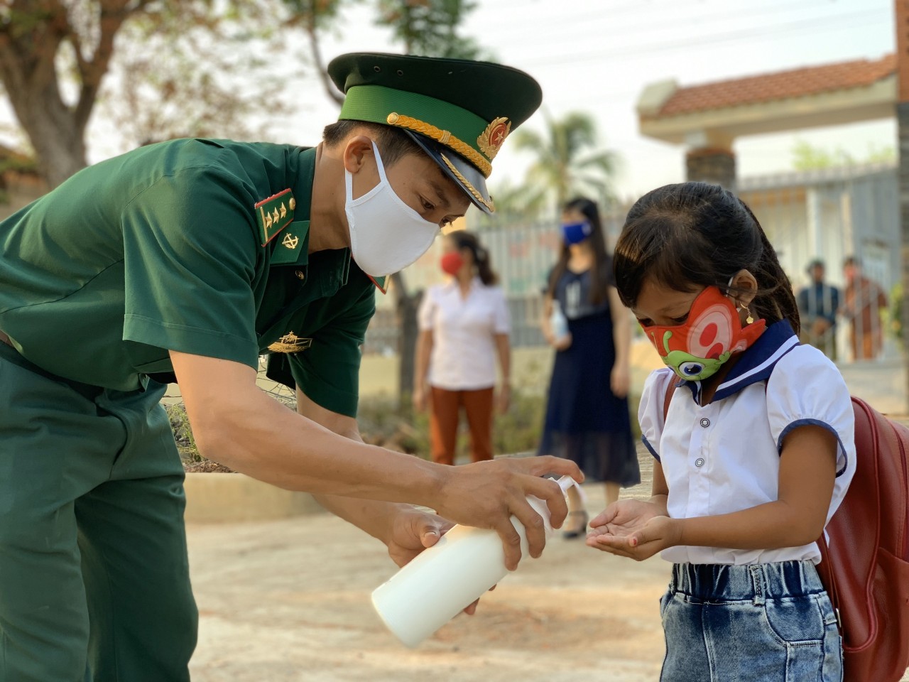 Bộ đội Biên phòng Đắk Lắk hỗ trợ công tác phòng dịch Covid-19 cho các trường học trên địa bàn khu vực biên giới