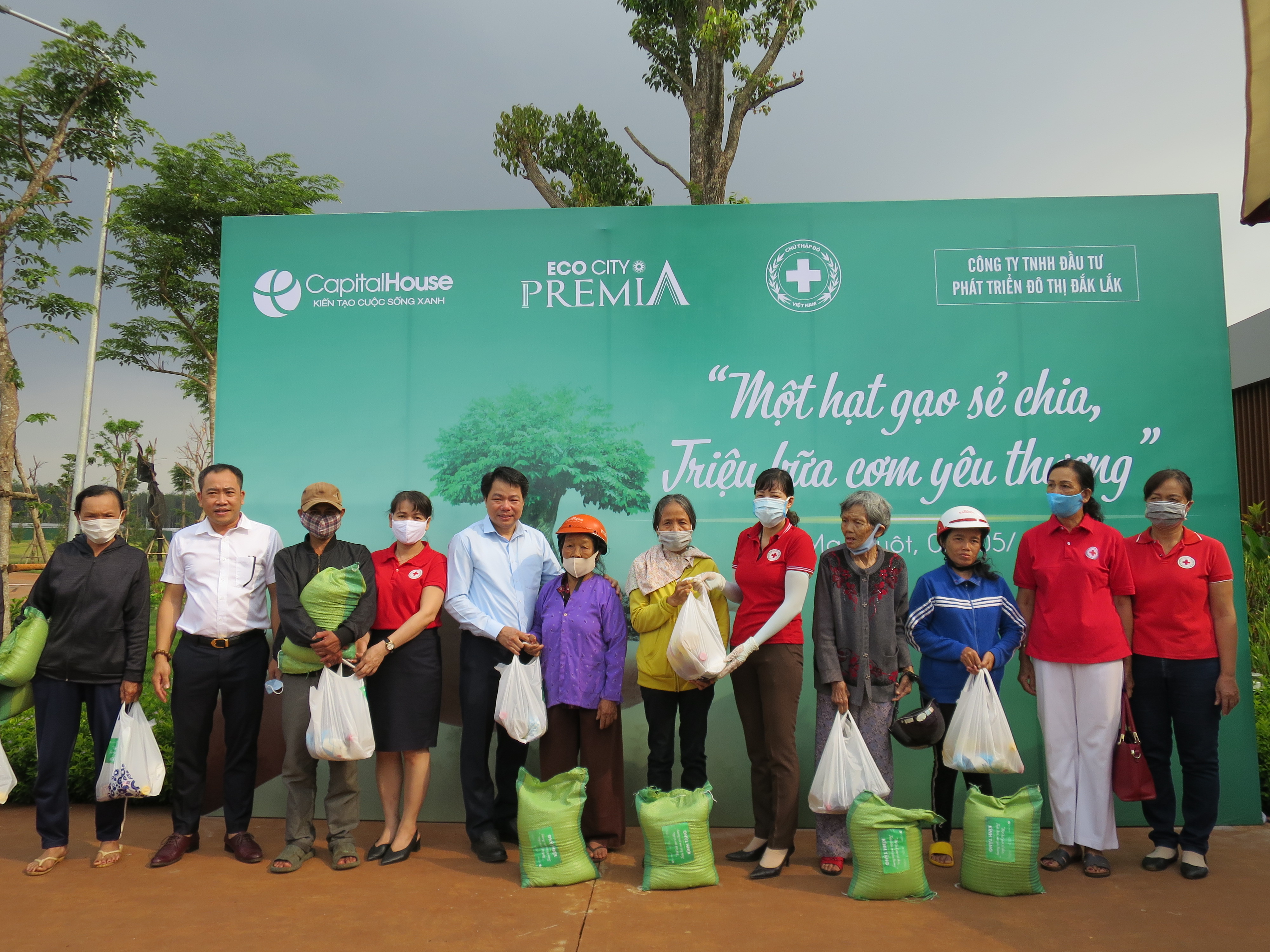 Tặng 1.900 suất quà cho hộ gia đình khó khăn bị ảnh hưởng bởi dịch bệnh Covid – 19