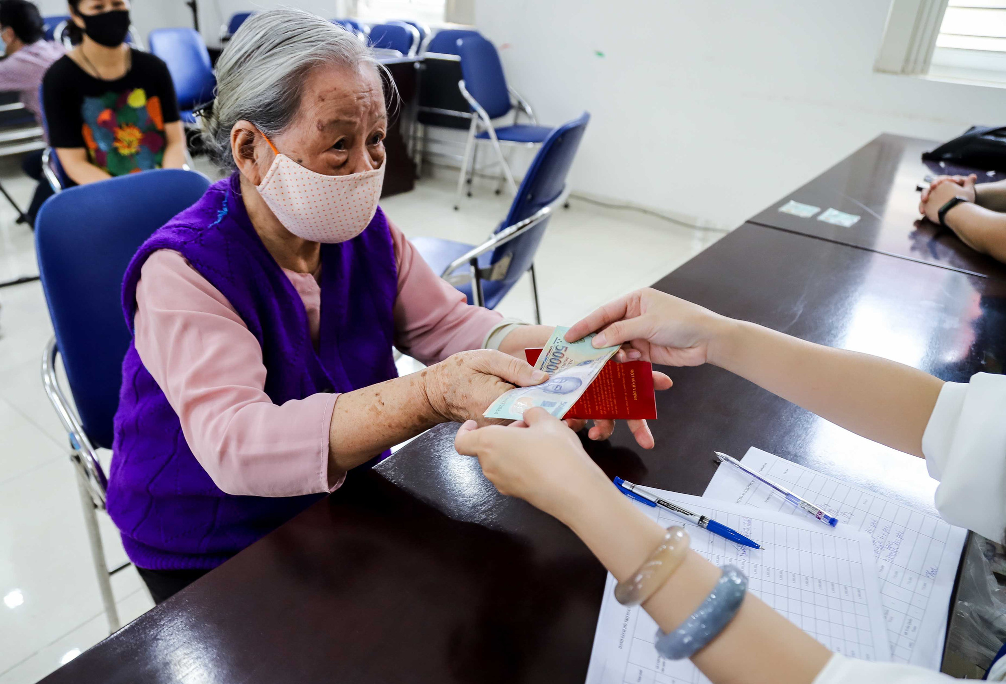 Quyết định phê duyệt danh sách hỗ trợ người có công với cách mạng gặp khó khăn do đại dịch Covid-19 của huyện Krông Ana, tỉnh Đắk Lắk