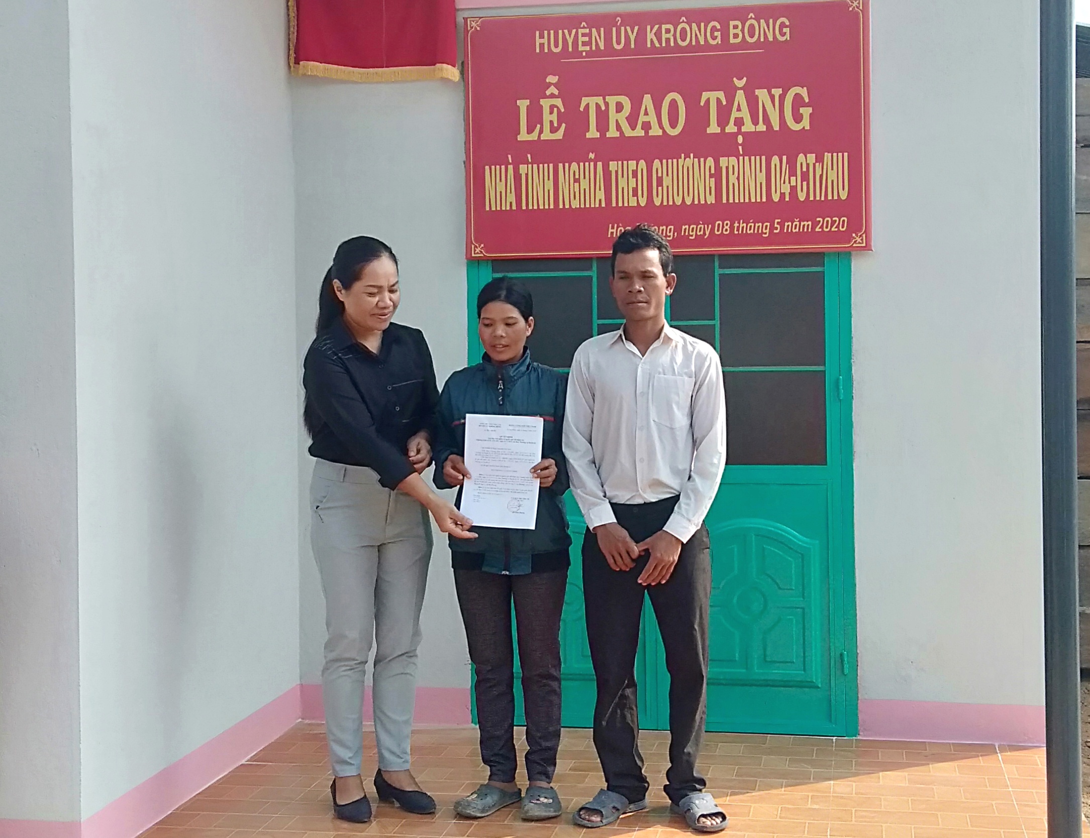 Bàn giao nhà tình nghĩa theo Chương trình tiết kiệm làm theo lời Bác