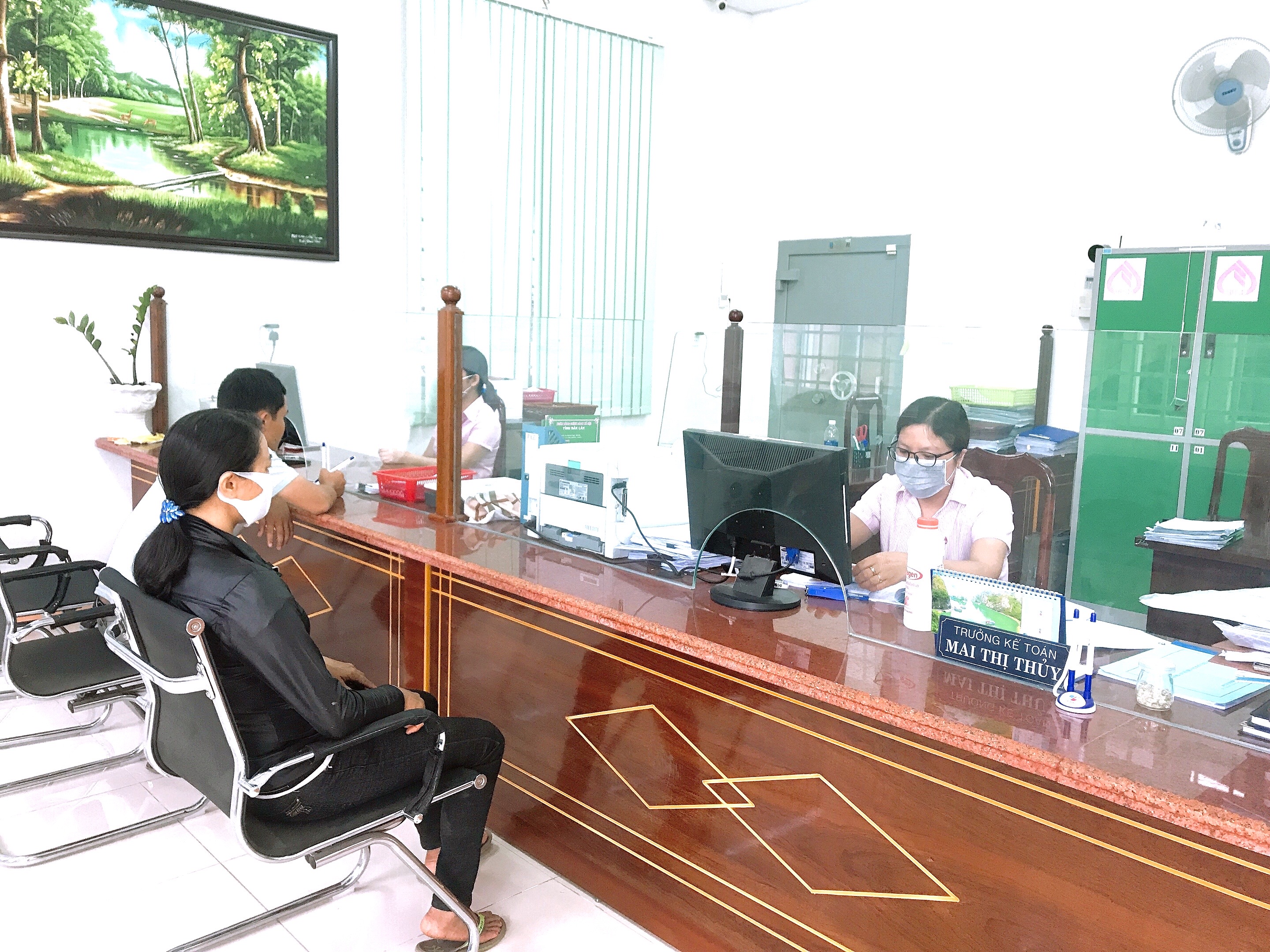 Triển khai các giải pháp hỗ trợ, tháo gỡ khó khăn cho khách hàng bị thiệt hại bởi dịch Covid-19