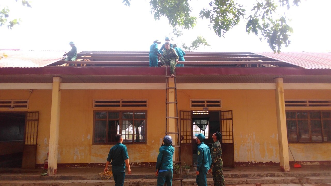 Bộ đội Biên phòng Đắk Lắk giúp dân khắc phục hậu quả giông lốc