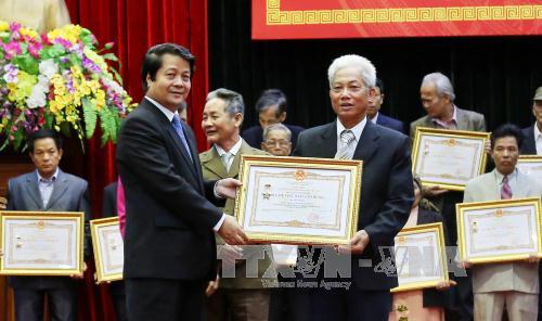 Giao hiện vật khen thưởng cho các Sở, ngành, địa phương tổ chức trao tặng, đón nhận hình thức khen thưởng