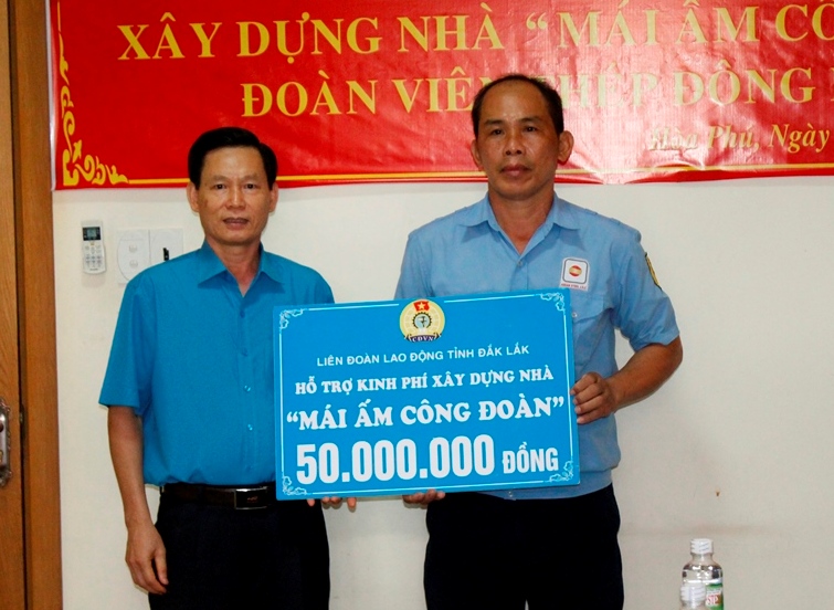 Thăm và tặng quà cho đoàn viên khó khăn nhân dịp Tháng Công nhân năm 2020