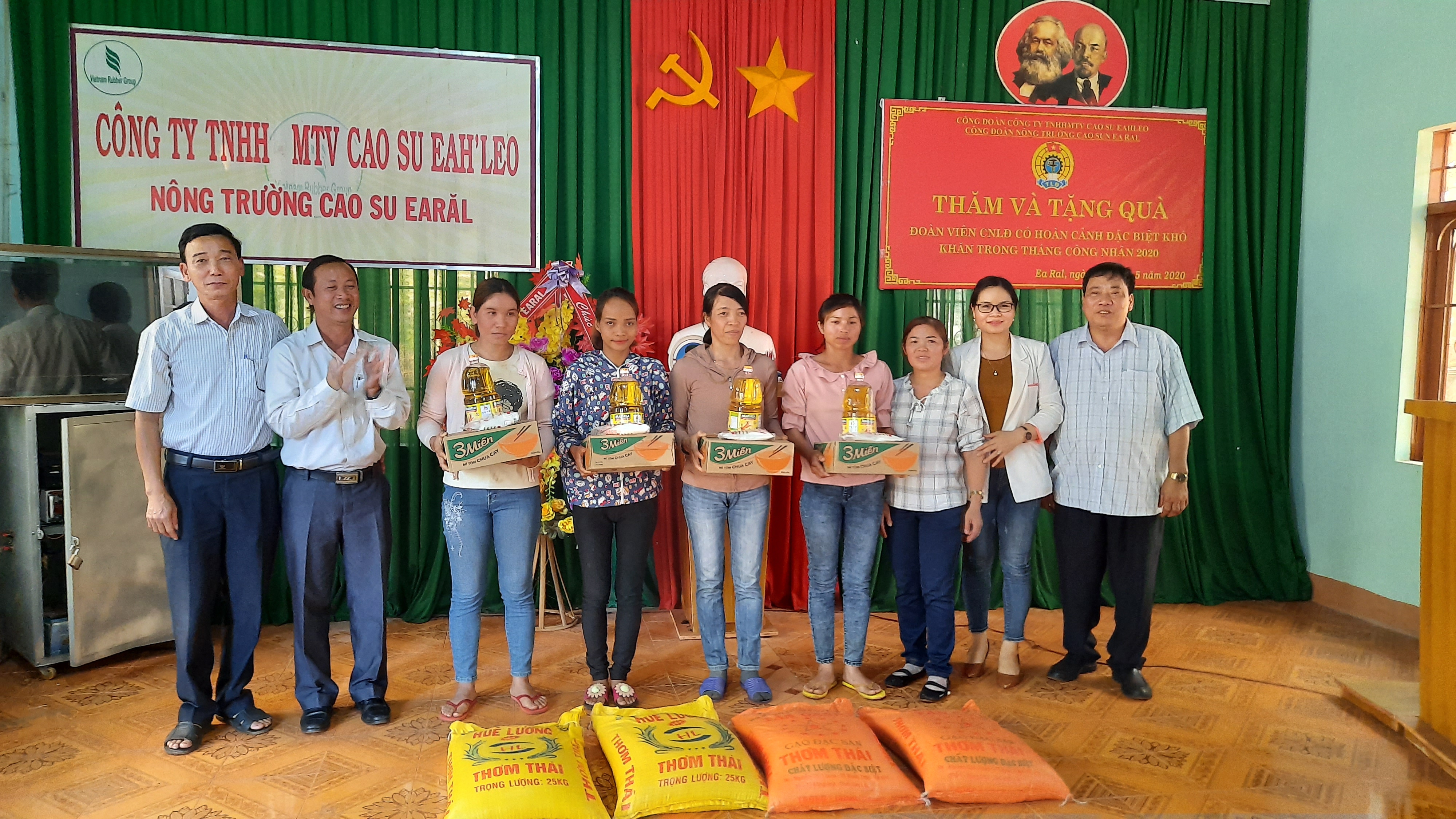 Công đoàn Công ty TNHH một thành viên Cao su Ea H’Leo trao tặng 190 suất quà cho đoàn viên, người lao động
