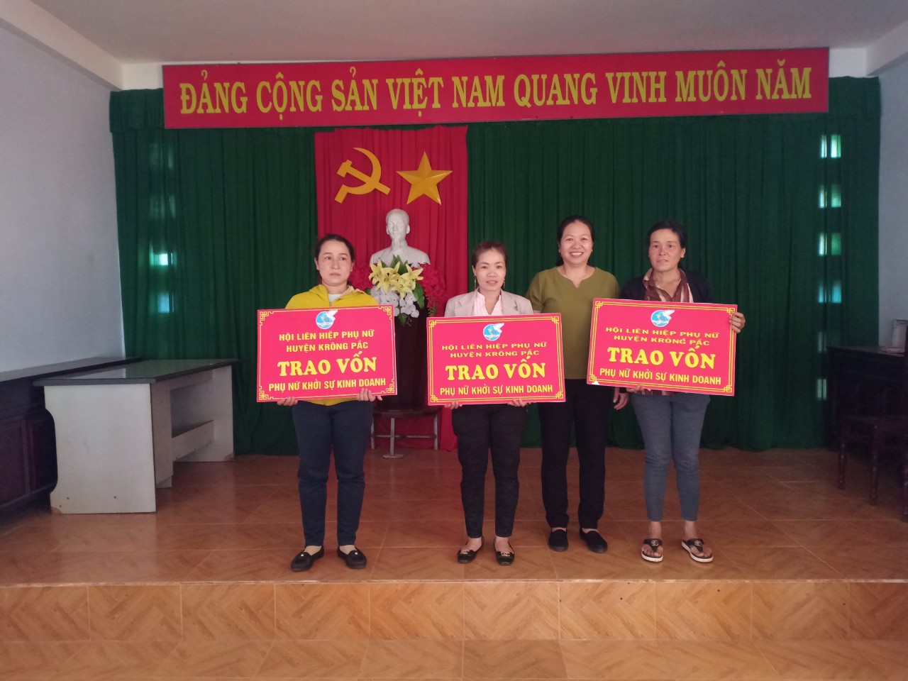 Trao vốn khởi nghiệp, khởi sự kinh doanh cho hội viên phụ nữ thị trấn Phước An, huyện Krông Pắk