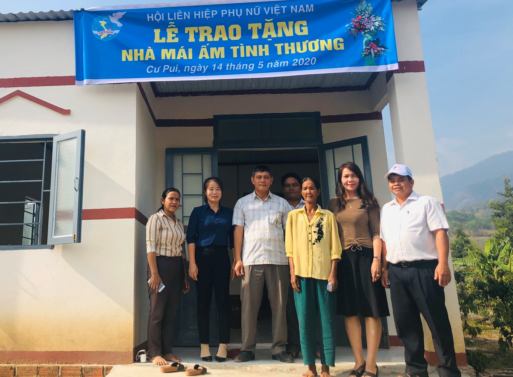 Hội Liên hiệp phụ nữ huyện Krông Bông bàn giao nhà “Mái ấm tình thương” cho hội viên phụ nữ nghèo