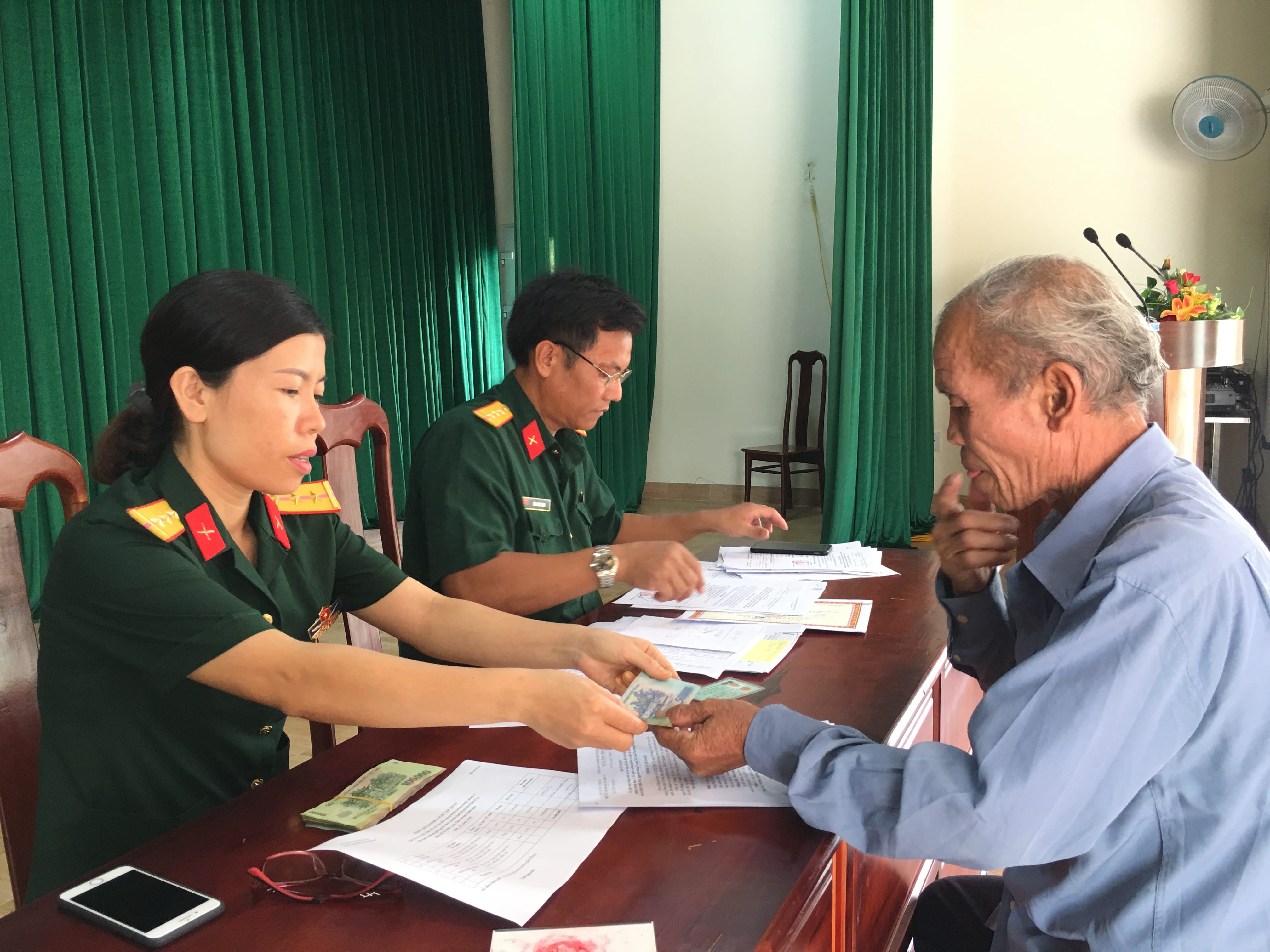 Ban chỉ huy Quân sự Huyện M’Đrắk chi trả chế độ trợ cấp một lần cho các đối tượng chính sách