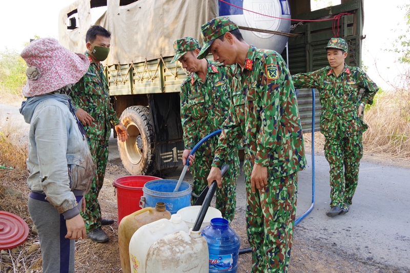 Hỗ trợ nước sinh hoạt cho người dân bị nắng hạn ở xã Ia R’vê, huyện Ea Súp