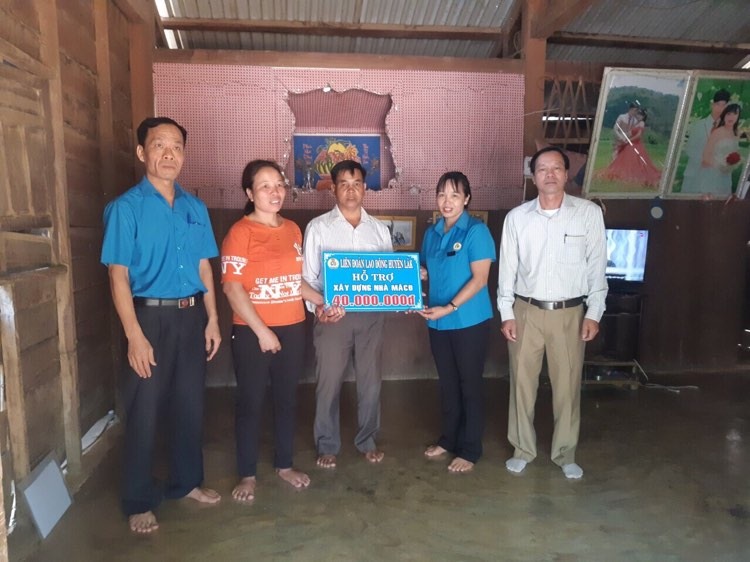 Trao tặng kinh phí xây nhà “Mái ấm Công đoàn” cho 4 đoàn viên công đoàn trên địa bàn huyện Lắk