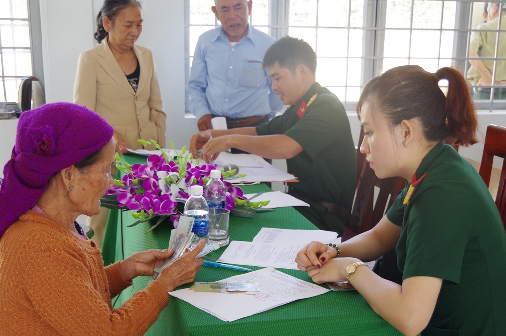 Huyện Krông Bông chi trả chế độ trợ cấp một lần cho các đối tượng chính sách