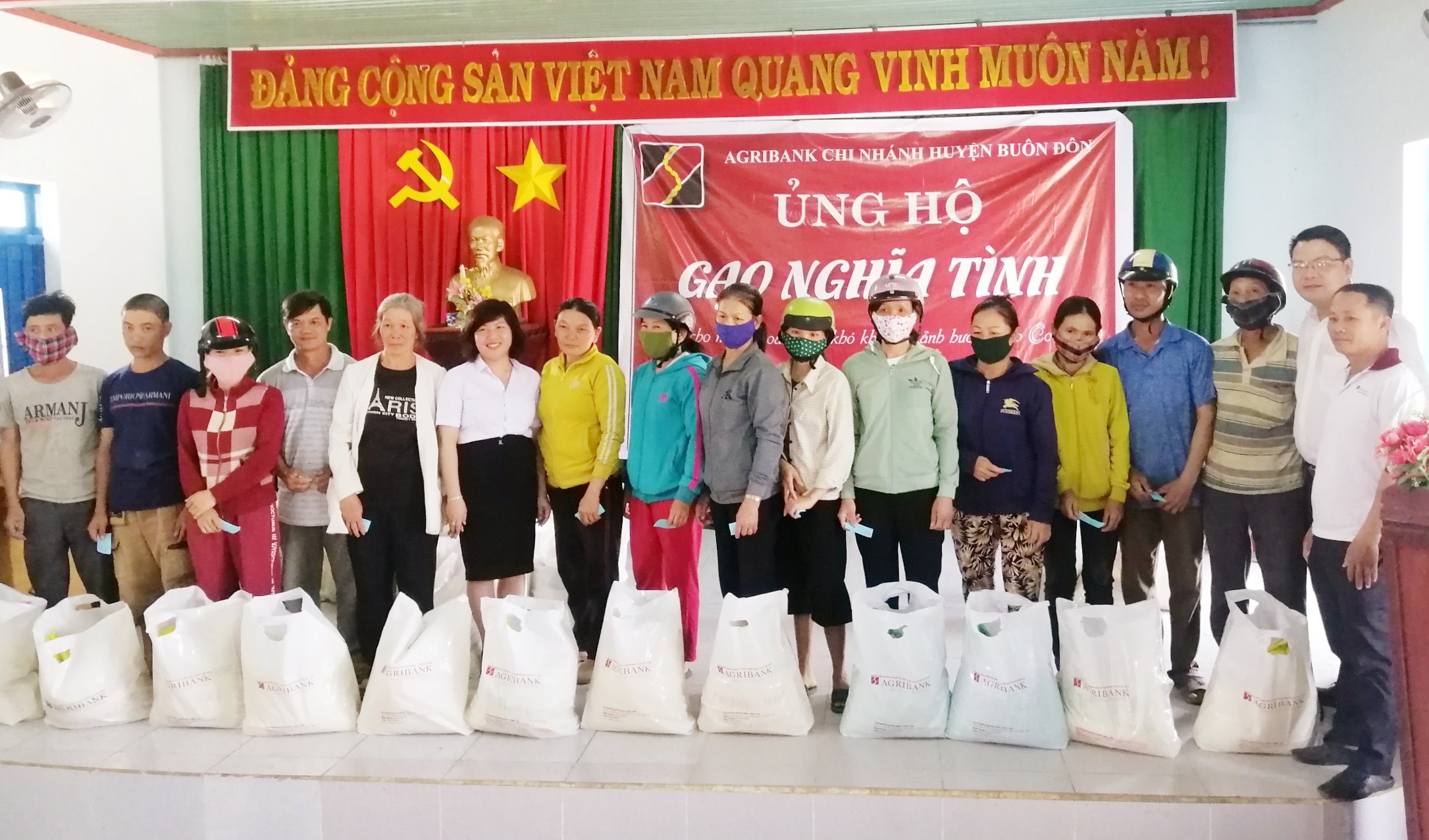 Trao tặng gạo nghĩa tình cho các hộ gia đình có hoàn cảnh khó khăn do ảnh hưởng bởi dịch bệnh Covid - 19