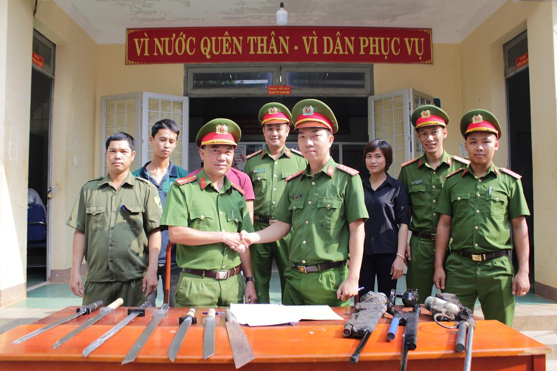 Vận động nhân dân giao nộp 10 vũ khí và công cụ hỗ trợ