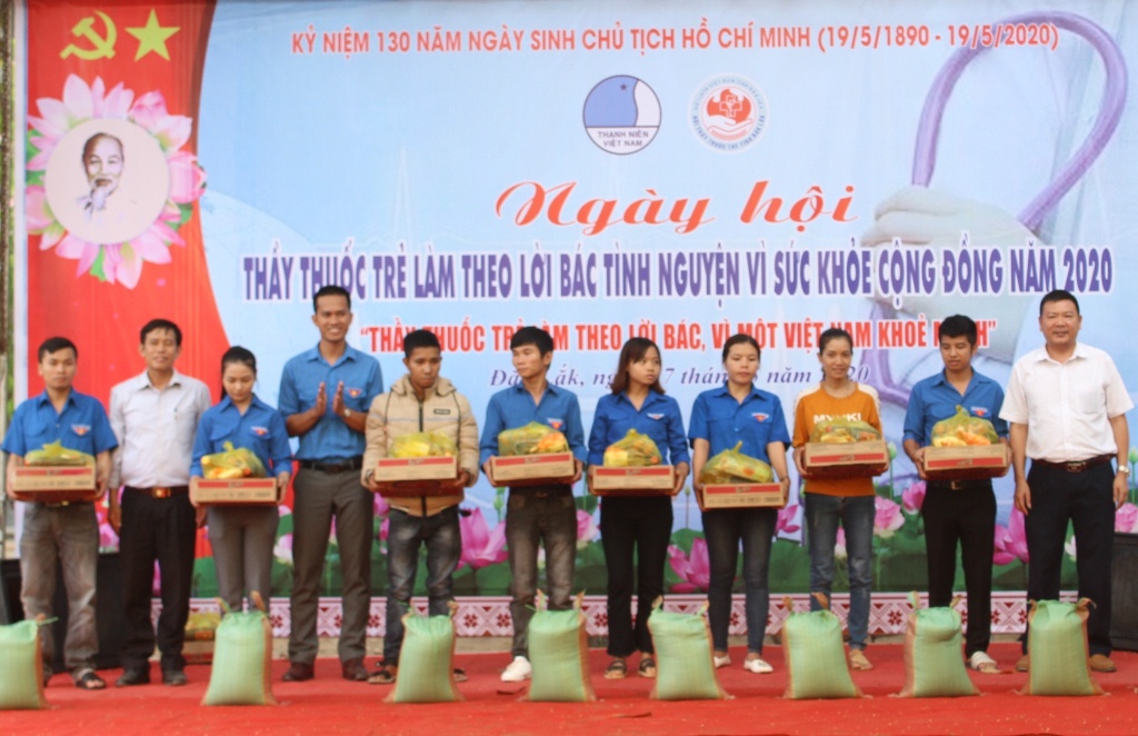 Ngày hội “Thầy thuốc trẻ làm theo lời Bác, tình nguyện vì sức khỏe cộng đồng”