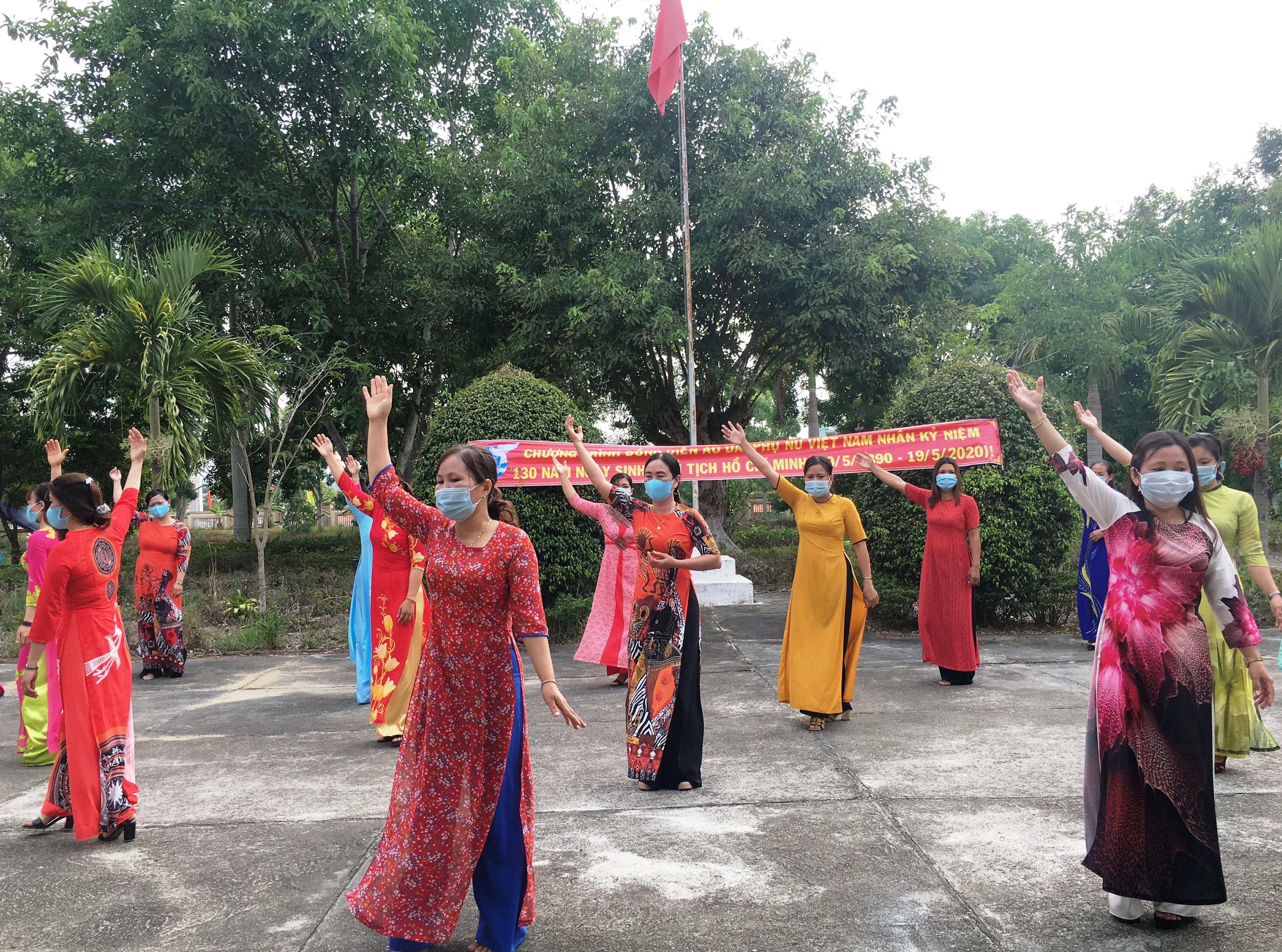 Hội Liên hiệp Phụ nữ huyện M’Đrắk tổ chức Chương trình “Đồng diễn áo dài”