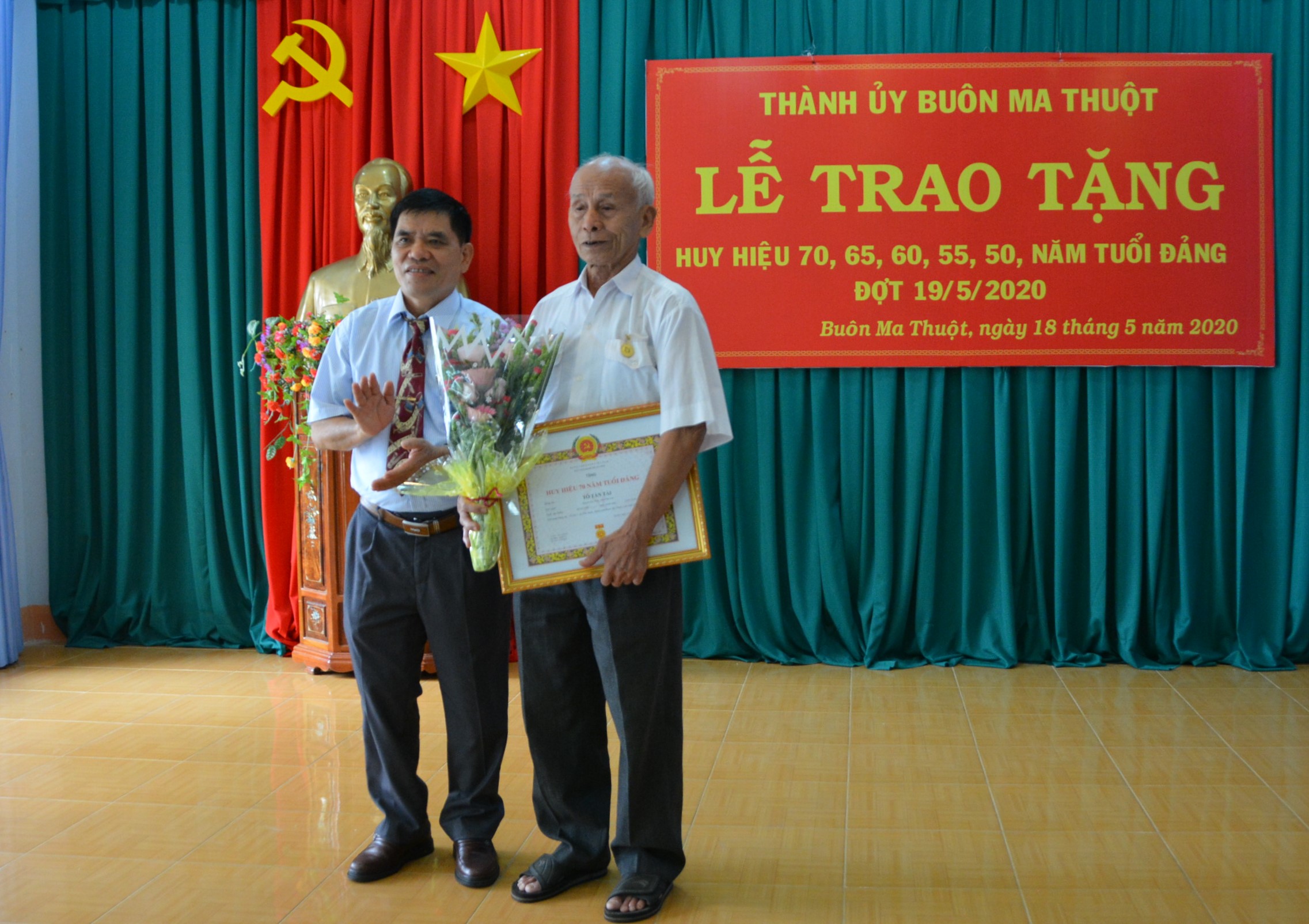 Thành ủy Buôn Ma Thuột trao tặng Huy hiệu Đảng dịp 19/5