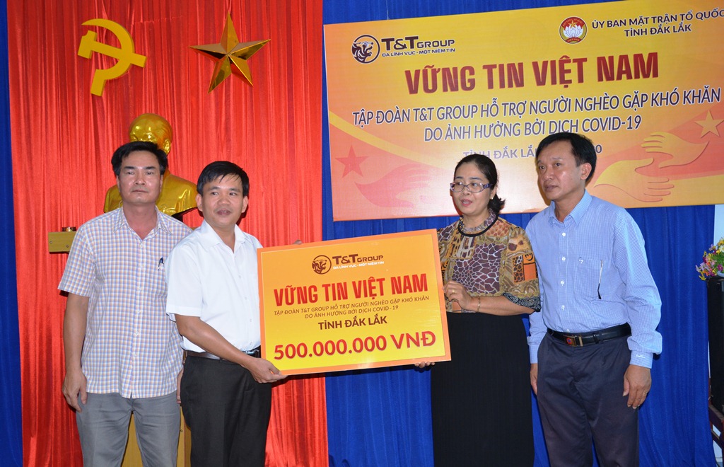 Tập đoàn T&T Group tặng 500 suất quà cho người dân Đắk Lắk bị ảnh hưởng bởi dịch bệnh Covid-19