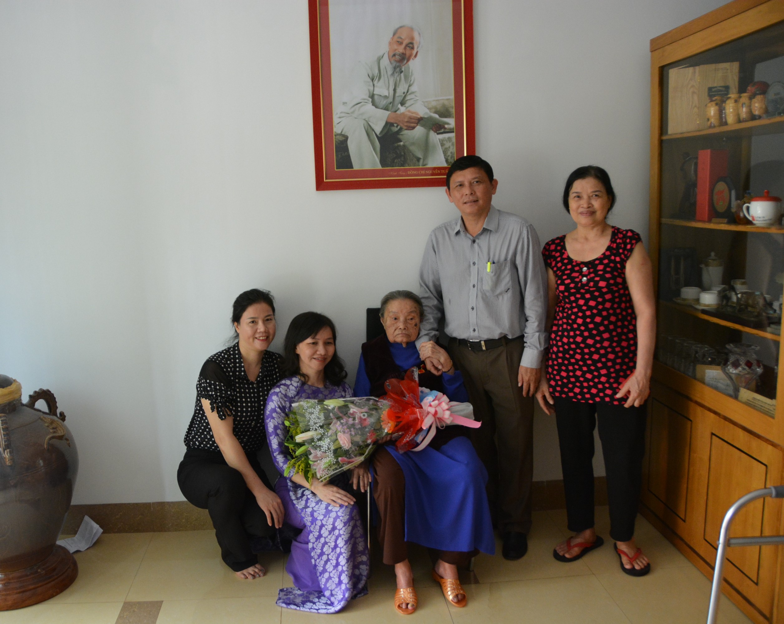 Trao tặng Huy hiệu 70 năm tuổi Đảng cho đảng viên nhân dịp kỷ niệm 130 năm Ngày sinh Chủ tịch Hồ Chí Minh (19/5/1890 – 19/5/2020)