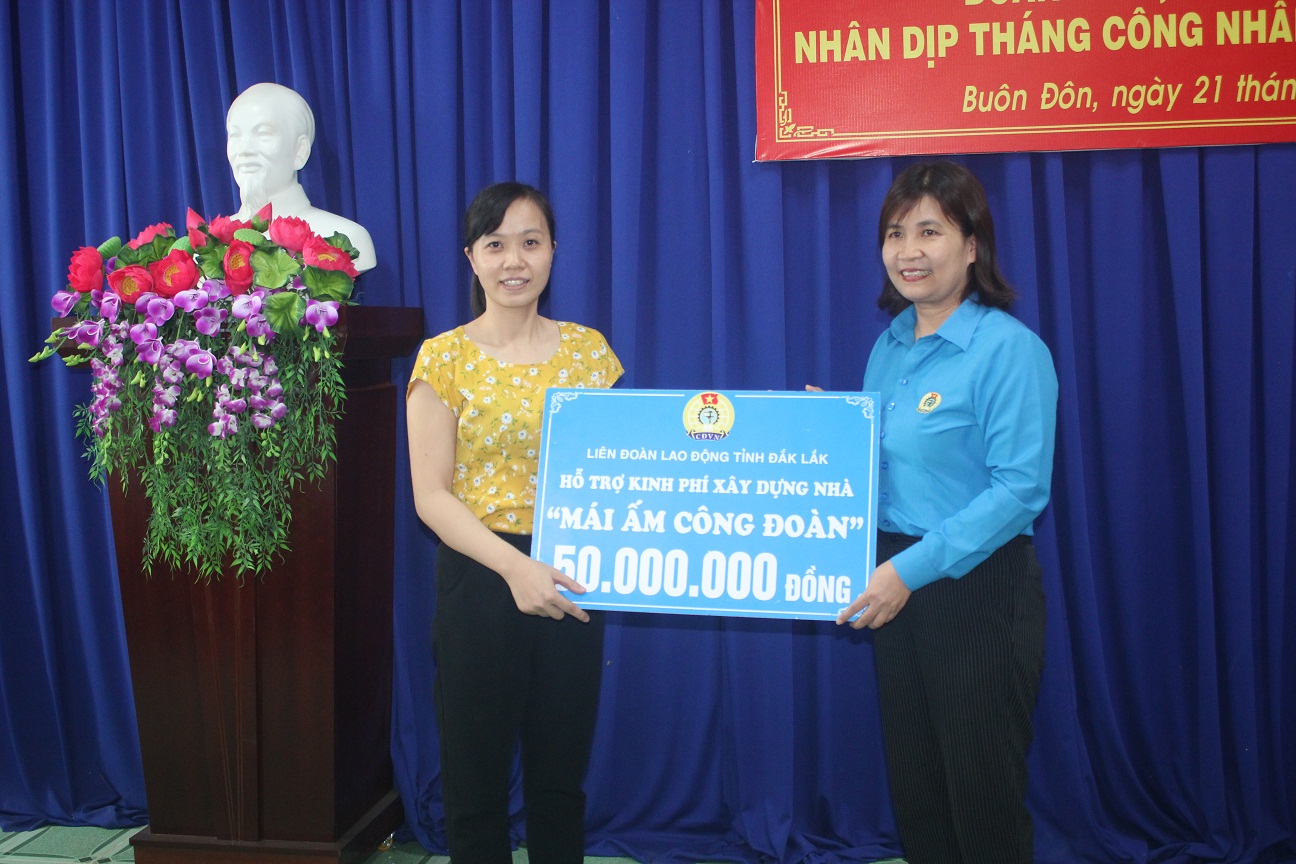 Hỗ trợ xây dựng nhà “Mái ấm Công đoàn” cho đoàn viên có hoàn cảnh khó khăn của huyện Buôn Đôn