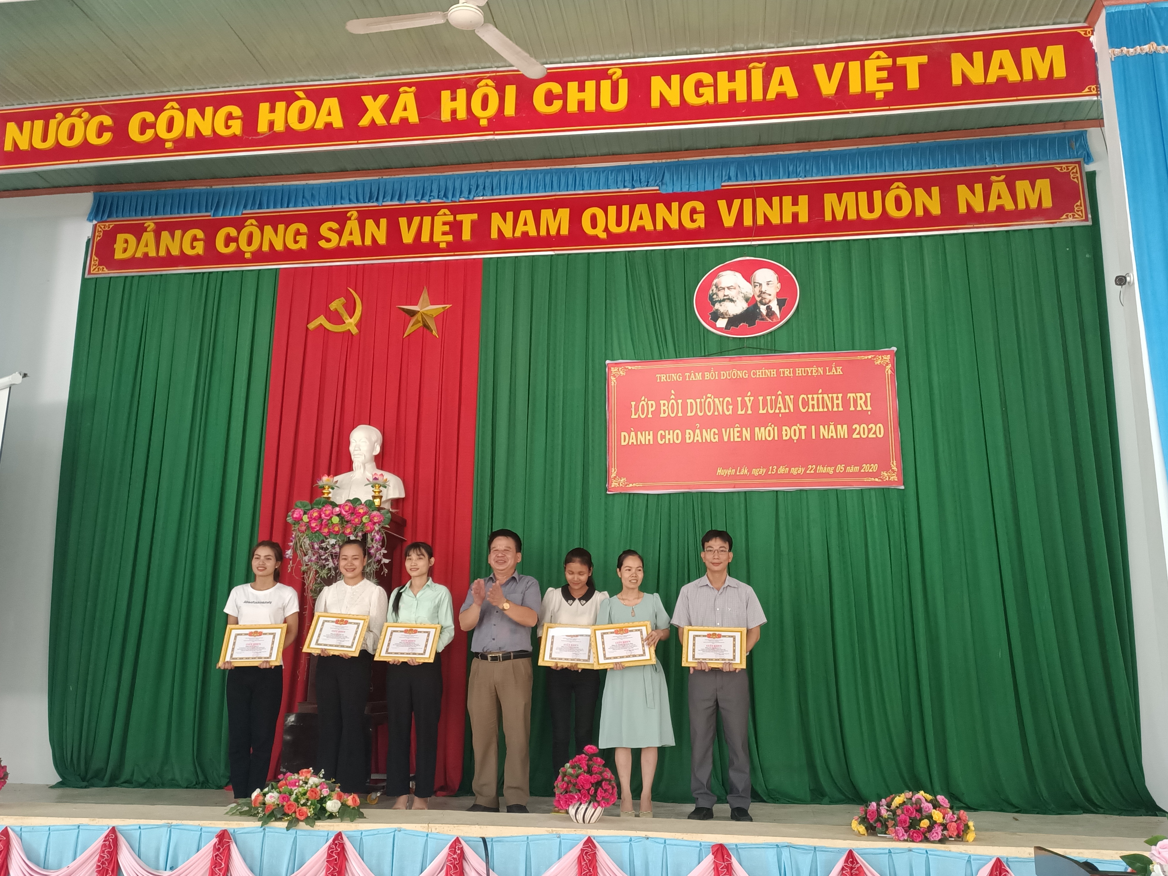 Bế giảng Lớp bồi dưỡng lý luận chính trị cho đảng viên mới đợt I năm 2020