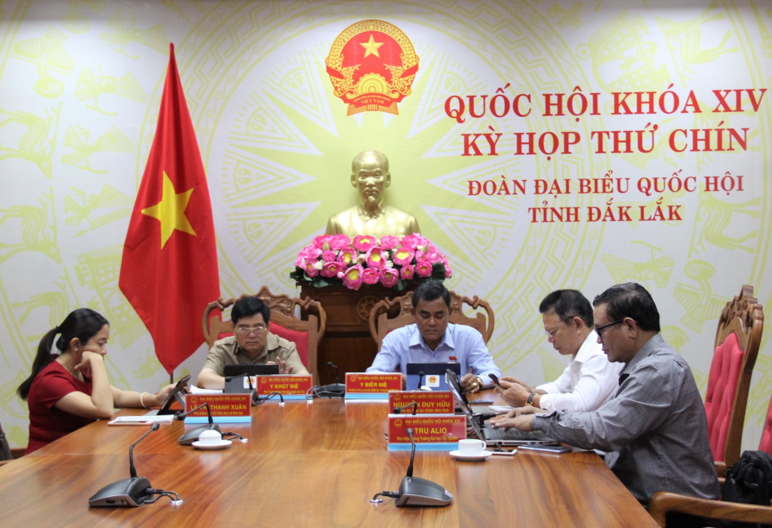 Quốc hội thảo luận về các dự án Luật và dự thảo Nghị quyết