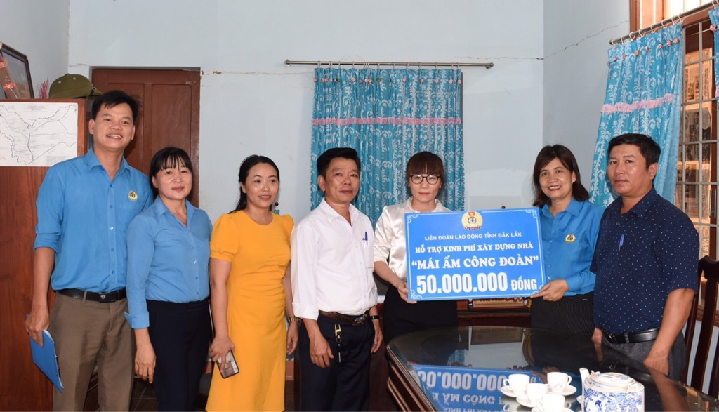 Hỗ trợ 4 nhà “Mái ấm công đoàn” cho đoàn viên khó khăn huyện Ea Súp