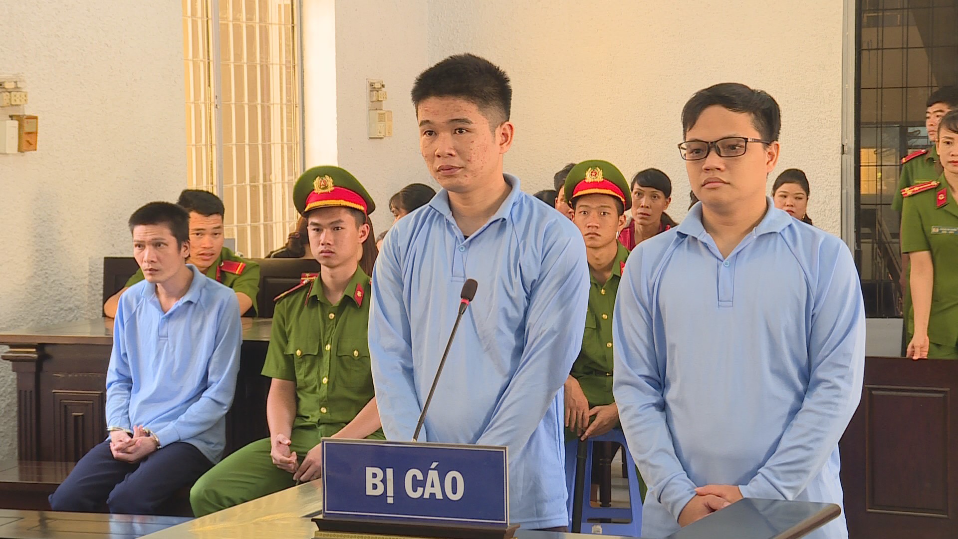 Nhóm thanh niên làm giả giấy tờ chiếm đoạt hơn 900 triệu đồng