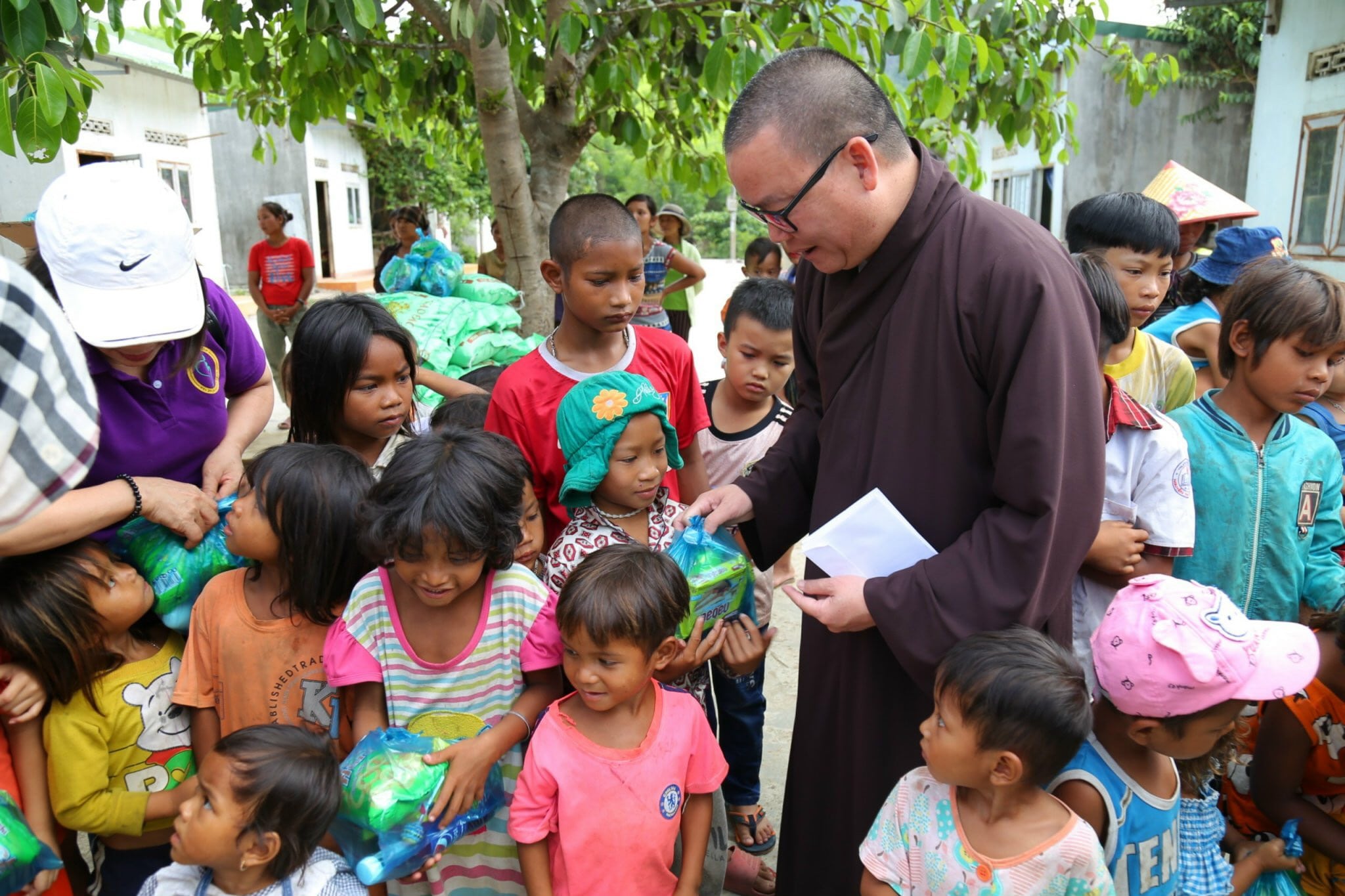 Tặng quà thiếu nhi nghèo tại xã Ea Trang, huyện M’Đrắk