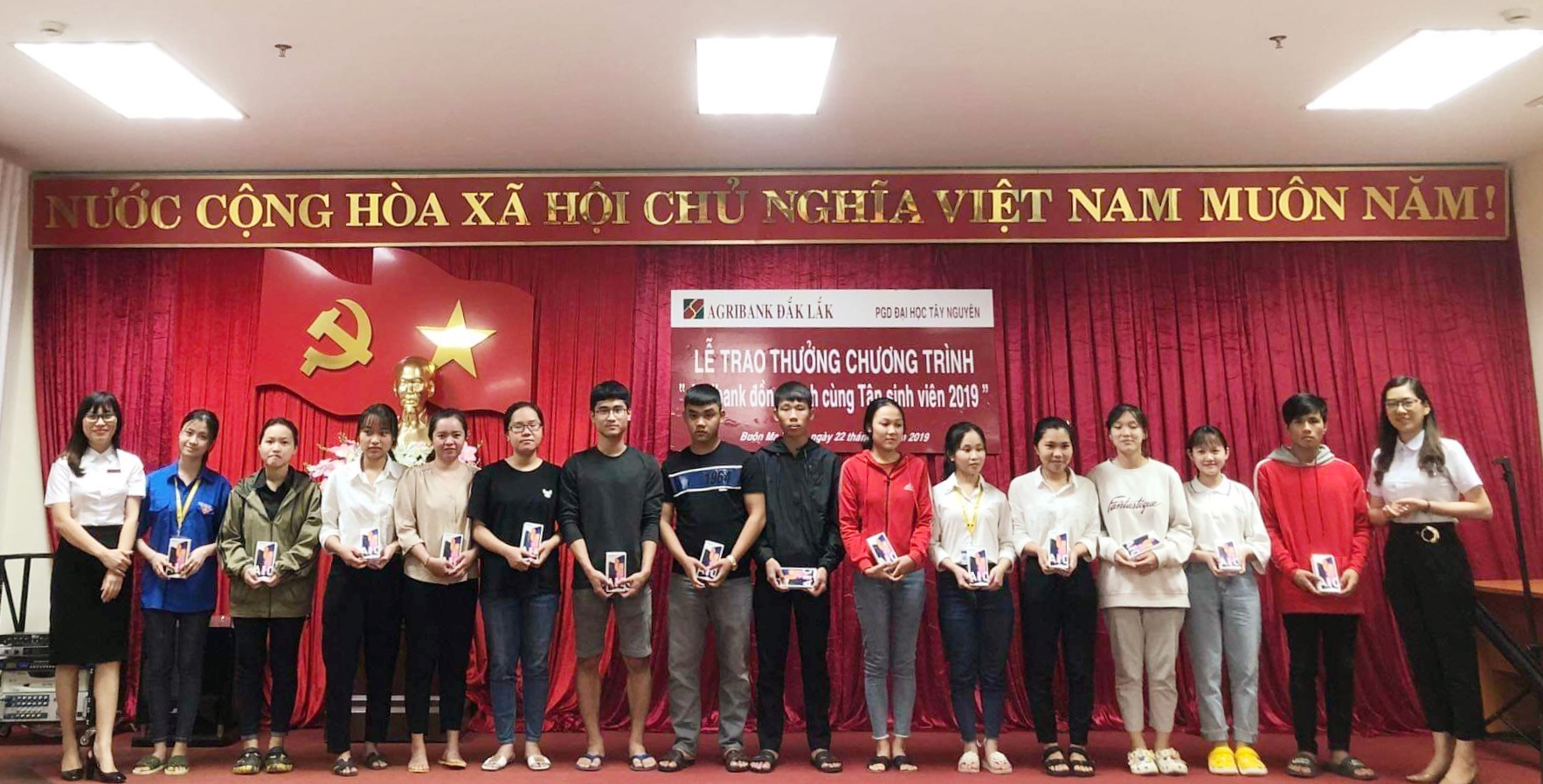 Chi bộ Agribank Phòng giao dịch Đại học Tây Nguyên: Lãnh đạo đơn vị thực hiện tốt nhiệm vụ phát triển Sản phẩm dịch vụ Ngân hàng.