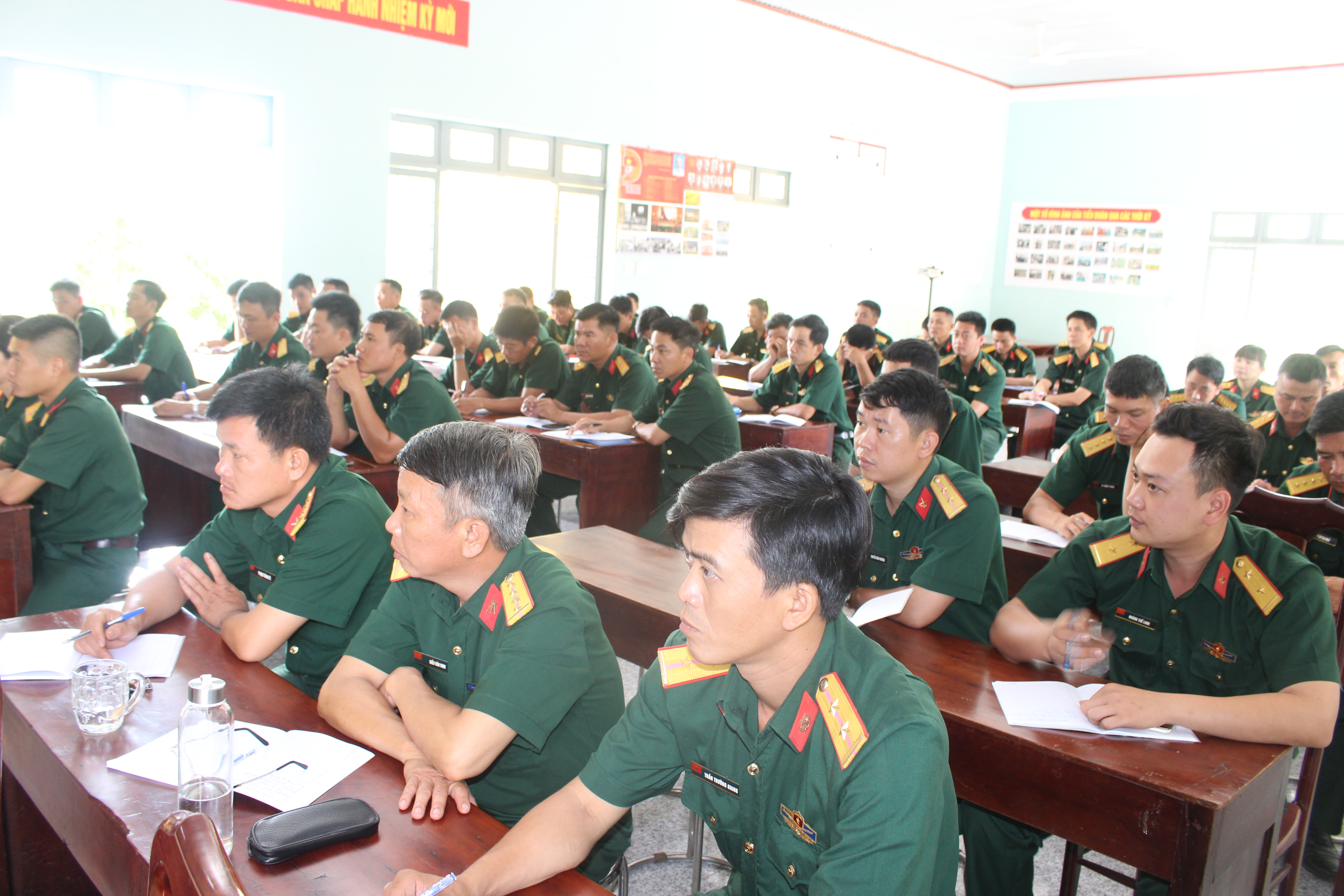 Giáo dục chính trị cho sĩ quan, quân nhân chuyên nghiệp cấp úy