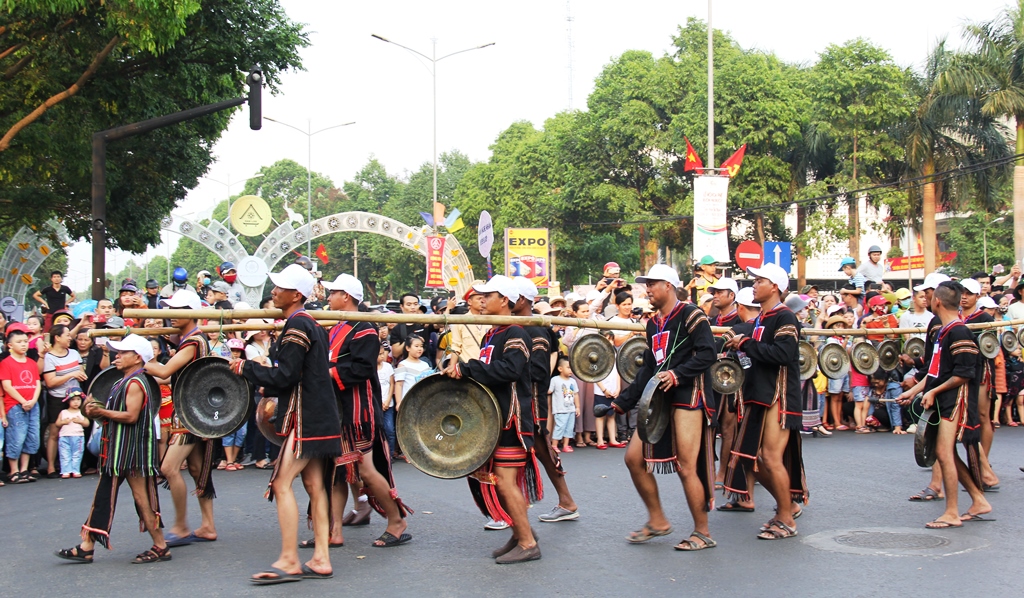 To promote gong culture at pedestrian streets in Hanoi and Ho Chi Minh City