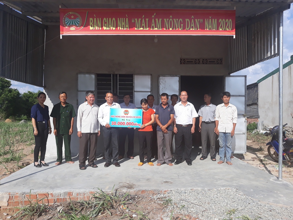 Bàn giao nhà “Mái ấm nông dân” cho hội viên có hoàn cảnh khó khăn.