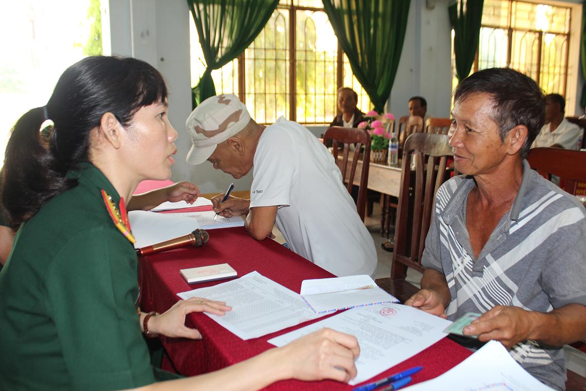 Buôn Đôn chi trả chế độ cho các đối tượng theo Quyết định của Thủ tướng Chính Phủ